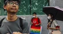 Ein Mann (C) hält die LGBTQ-Flagge während einer Kundgebung anlässlich des Internationalen Tages der Arbeit in Kuala Lumpur. Foto: epa/Fazry Ismail