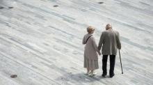 Ein Aktenfoto zeigt ein pensioniertes Ehepaar, das über den Sechseläutenplatz neben dem Opernhaus in Zürich spaziert. Foto: epa/Dominic Steinmann