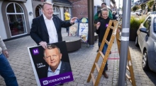 Lars Lokke Rasmussen (C), Vorsitzender der Moderaten Sammlungspartei, hängt Wahlplakate auf und bietet Muffins an. Foto: epa/Martin Sylvest DÄnemark Out