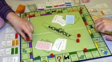 Das Gesellschaftsspiel "Monopoly" wird gespielt. Foto: Franz-Peter Tschauner/dpa