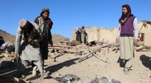 Anwohner stehen vor zerstörten Häusern in Khost, wo angebliche pakistanische Luftangriffe laut Taliban zehn Zivilisten, darunter Kinder, getötet haben. Foto: Stringer