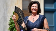 Ilse Aigner trifft zur Eröffnung der Bayreuther Festspiele am Richard-Wagner-Festspielhaus in Bayreuth ein. Foto: epa/Philipp Guelland