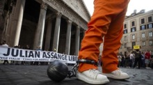 Proteste in Rom vor der bevorstehenden Auslieferungsanhörung in London. Foto: epa/Angelo Carconi