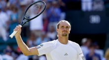 Alexander Zverev jubelt nach seinem Zweitrundensieg gegen Valentin Royer bei den Wimbledon Championships in London. Foto: EPA/Tolga Akmen