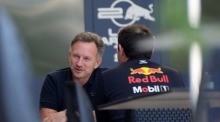 Der Teamchef von Red Bull Racing, Christian Horner (L), in Sakhir. Foto: epa/Ali Haider