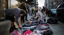 Migranten aus dem Senegal verkaufen Produkte auf der Straße im Viertel Once in Buenos Aires. Foto: epa/Juan Ignacio Roncoroni