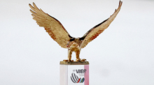 Der goldene Adler, Trophäe für den Gesamtsieger der Vierschanzentournee, steht bei einem Wettbewerb in Oberstdorf auf einem Podest. Foto: dpa/Daniel Karmann