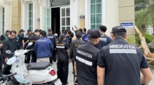 Großaufgebot von Polizei und Behörden beim Beginn der Razzia in einer Luxus-Poolvillenanlage in Pattaya. Bild TMN.TV