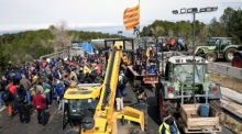 Die spanischen und französischen Landwirte versammeln sich während einer Protestaktion, die die Autobahn A7 blockiert. Foto: epa/David Borrat
