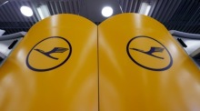 Ansicht des Logos der deutschen Fluggesellschaft Lufthansa an einem leeren Schalter in einem Terminal des internationalen Flughafens in Frankfurt am Main. Foto: epa/Ronald Wittek