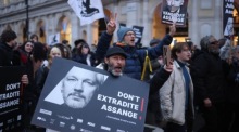 Unterstützer von Julian Assange nehmen an einem Protestmarsch nach der Verhandlung vor dem Royal Courts of Justice über die Auslieferung von Julian Assange in London teil. Foto: EPA-EFE/Neil Hall