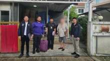 Beamte der Einwanderungspolizei nehmen den 69-jährigen finnischen Interpol-Gesuchten vor seinem Wohnhaus im Bangkoker Bezirk Lat Krabang fest. Bild: Royal Thai Police