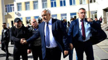 Bojko Borissow (C), Vorsitzender der GERB-Partei, verlässt nach der Stimmabgabe ein Wahllokal während der Parlamentswahlen in Sofia. Foto: epa/Vassil Donev