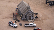 Luftaufnahme der Bonanza Creek Ranch mit dem Set des Films "Rust". Foto: Jae C. Hong/Ap/dpa