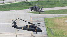 Ein UH-60 Blackhawk-Hubschrauber fliegt auf dem US-Armeestützpunkt Camp Humphreys in Pyeongtaek. Foto: epa/Yonhap