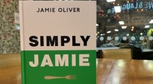 Das Kochbuch "Simply Jamie - Jeden Tag was Gutes" des britischen Koch, Fernsehkochs, Gastronomen sowie Kochbuchverfasser Jamie Oliver steht in seiner Firmenzentrale. Foto: Julia Kilian/dpa