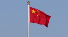 Chinesische Flagge weht am Tiananmen-Platz vor den jährlichen politischen Sitzungen von NPC und CPPCC in Peking. Foto: epa/Jessica Lee