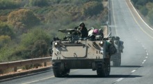 An der Grenze zum Libanon stationierte israelische Soldaten. Foto: epa/Atef Safadi