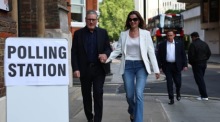 Keir Starmer trifft gemeinsam mit seiner Ehefrau Victoria zur Stimmabgabe bei den Kommunalwahlen in London ein. Foto: epa/Neil Hall