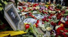 Blumengebinde vor der russischen Botschaft in Berlin nach dem Tod Navalnys. Foto: epa/Hannibal Hanschke