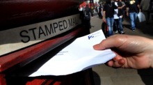 Der Brief wird in einen Briefkasten im Zentrum Londons eingeworfen. Foto: epa/Andy Rain