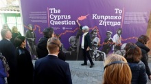Mitglieder des EU-Kommissarskollegiums bleiben vor einem Banner stehen, um zuzuhören, während sie die Altstadt von Nikosia besichtigen. Foto: epa/George Christoforou