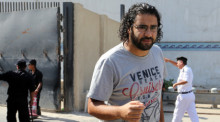 Der ägyptische Aktivist Alaa Abdel-Fatah (C) trifft zu einem Prozess in Kairo ein. Foto: epa/Khaled Elfiqi
