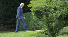 US-Präsident Joe Biden geht auf dem South Lawn des Weißen Hauses spazieren. Foto: epa/Chris Kleponis / Pool