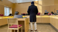 Der Angeklagte steht im Prozess um Drohungen gegen eine österreichische Ärztin im Gerichtssaal. Foto: Albert Otti/dpa