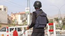 Ein pakistanischer Sicherheitsbeamter bewacht eine Straße in Quetta nach der Eskalation an der Grenze zu Afghanistan. Foto: EPA/Fayyaz Ahmad