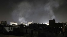 In Sana'a steigt nach US-Luftangriffen Rauch über Gebäuden auf. Foto: epa/Osamah Yahya