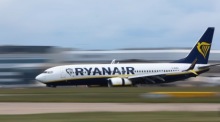 Eine Maschine der Fluggesellschaft Ryanair landet auf dem Flughafen Manchester. Steigende Kerosinpreise belasten Fluggesellschaften infolge des Nahostkonflikts. Foto: EPA/Adam Vaughan