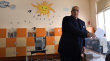 Der Vorsitzende der Partei GERB, Bojko Borissow, gibt während der Parlamentswahlen in Sofia in einem Wahllokal seine Stimme ab. Foto: epa/Vassil Donev