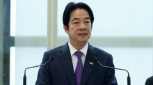 Taiwans Präsident Lai Ching-te spricht nach seiner Rückkehr von einer überraschenden Reise nach Eswatini am Flughafen Taoyuan. Foto: epa/Ritchie B. Tongo