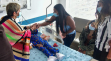Nach der Rettung von vier wochenlang verschollenen Kindern aus dem kolumbianischen Regenwald werden die Geschwister im Militärhospital der Hauptstadt Bogotá versorgt. Foto: Colombian Presidential Press Office/dpa
