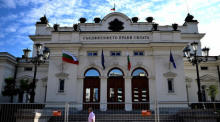 Ein Mensch geht vor dem bulgarischen Parlament in Sofia vorbei. Foto: epa/Vassil Donev
