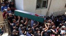 Palästinenser tragen den Sarg eines der beiden palästinensischen Männer, die bei einem nächtlichen Angriff israelischer Siedler während einer Beerdigung im Dorf Deir Jarir nordöstlich von Ramallah getötet wurden. Foto: epa/Alaa Badarneh