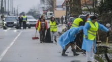 Freiwillige räumen nach dem Sturm Kristin in Embra in Marinha Grande Trümmer von den Straßen. Foto: epa/Carlos Barroso