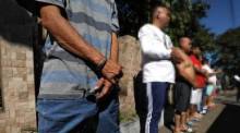Die Behörden stellen die inhaftierten Bürger den Medien in San Salvador vor. Foto: epa/Miguel Lemus
