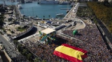 Demonstranten tragen eine riesige spanische Flagge. Foto: EPA-EFE/Jorge Zapata