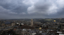 Ein Blick auf die Altstadt Jerusalems, wenn die Sonne auf den Felsendom (R) auf dem Tempelberg fällt, der auf Arabisch Hareem el-Sharif genannt wird. Foto: epa/Jim Hollander