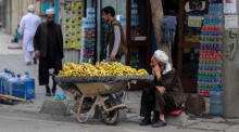 In Kabul wartet ein Mann beim Verkauf von Bananen auf Kunden. Foto: epa/Stringer
