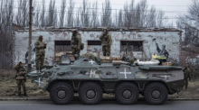 Ukrainische Soldaten stehen oben auf einem APC, bevor sie an die Frontlinie in der Region Donezk, Ukraine, fahren. Foto: Andriy Dubchak/Ap/dpa