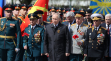 Das von der staatlichen russischen Nachrichtenagentur Sputnik über AP veröffentlichte Pool-Foto zeigt Wladimir Putin, Präsident von Russland, der im Anschluss an die Militärparade zum «Tag des Sieges» an einer Kranzni... Foto: Anton Novoderezhkin