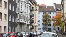 Wohnhäuser in einer Straße. Viele Mieter sind auch in Nordrhein-Westfalen erheblich unter Druck. Foto: Marcel Kusch/dpa