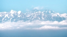 Blick aus dem Flugzeug auf das Himalaya-Gebirge mit dem Mount Everest. Foto: Sina Schuldt/dpa