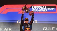 Red Bull Racing-Pilot Max Verstappen aus den Niederlanden hebt die Trophäe auf dem Podium nach seinem Sieg beim Großen Preis von Bahrain auf dem Bahrain International Circuit in Sakhir. Foto: epa/Ali Haider