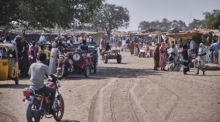 Sudanesische Geflüchtete erreichen das Dorf Gerbana nahe der Grenze – Zehntausende suchen Schutz in Südsudan. Foto: epa/Diego Menjibar
