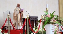 Papst Leo XIV. feiert im Stadion von Malabo eine Messe während seiner Reise nach Äquatorialguinea. Tausende Gläubige nehmen daran teil. Foto: epa/Luca Zennaro