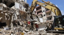 Rettungskräfte arbeiten in den Trümmern eines beschädigten Gebäudes in den südlichen Vororten von Beirut nach einem Luftangriff. Foto: epa/Wael Hamzeh